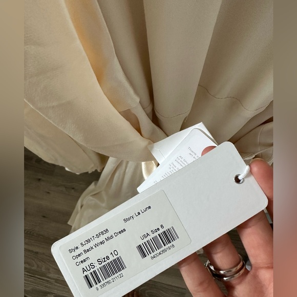 Brand new Shona Joy Bridal dress in Size US 6 - Picture 3 of 6